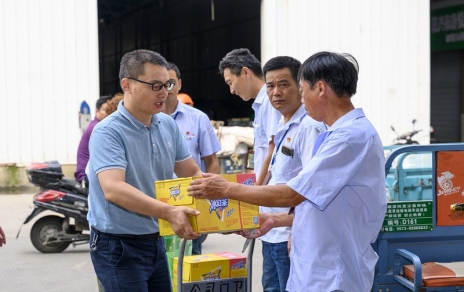 黄冈市财贸工会主席陈云建到918博天堂农产品公司慰问基层员工