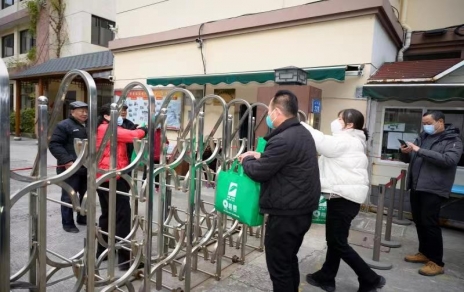 一份情驱散寒冷，一片心常驻公益